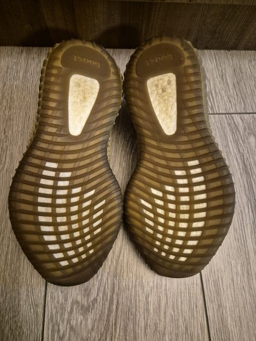 Vând adidași Yeezy 350 ca noi!
