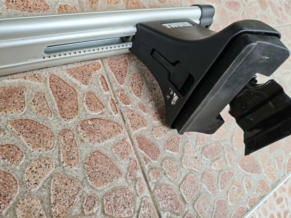 Thule Aero Bars (869 - 127cm) + Thule Rapid System 750