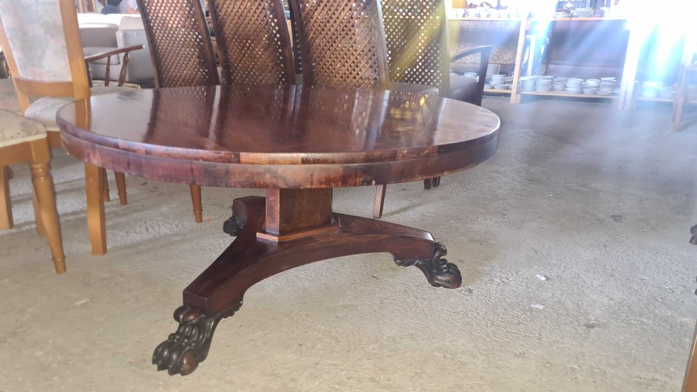 повдигаща се маса с барокови крака