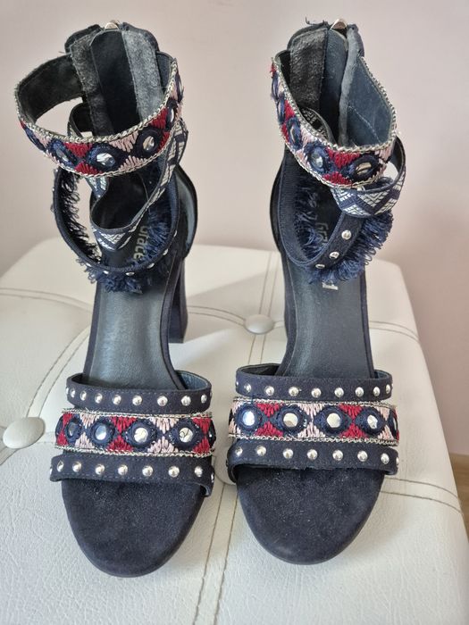 Дамски сандали на висок ток от колекцията Ellie Goulding за Deichmann са декорирани с цветни бродерии, мъниста и ресни.