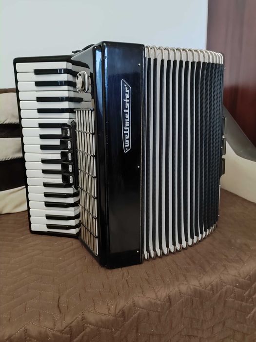 Акордеон Weltmeister Stella 60 баса. Много запазен. Отлично състояние.