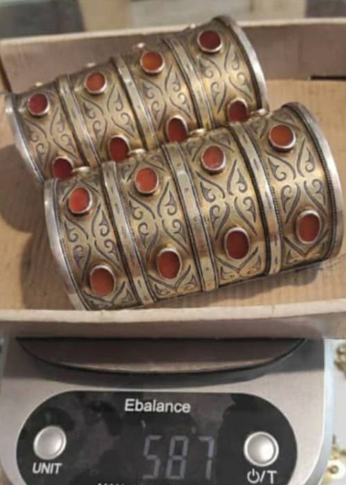 Сандықтар тағы басқа қол өнер сатылады