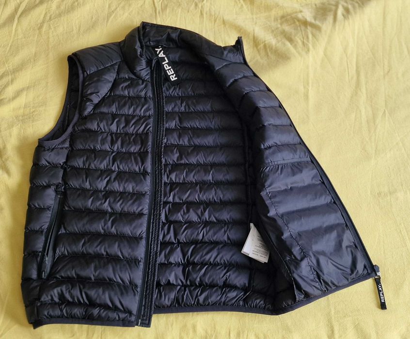 Vesta neagra Replay