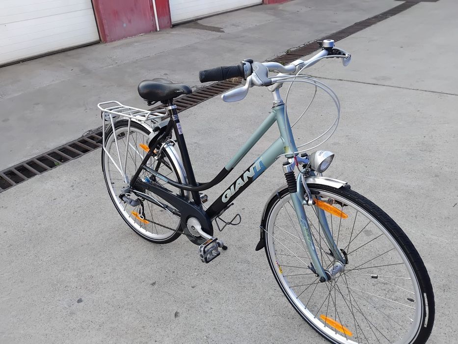 Vând bicicleta Giant din aluminiu pentru damă