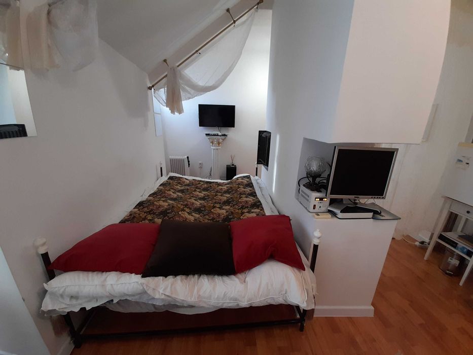 Închiriez garsonieră vintage, zonă ultracentrală