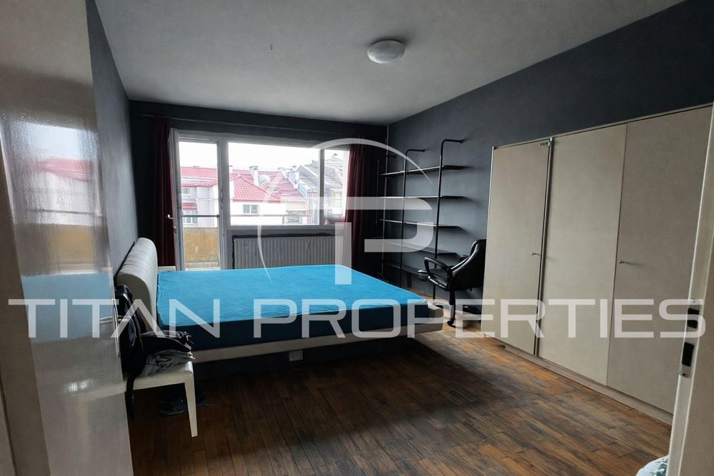 Тристаен за продажба в Център