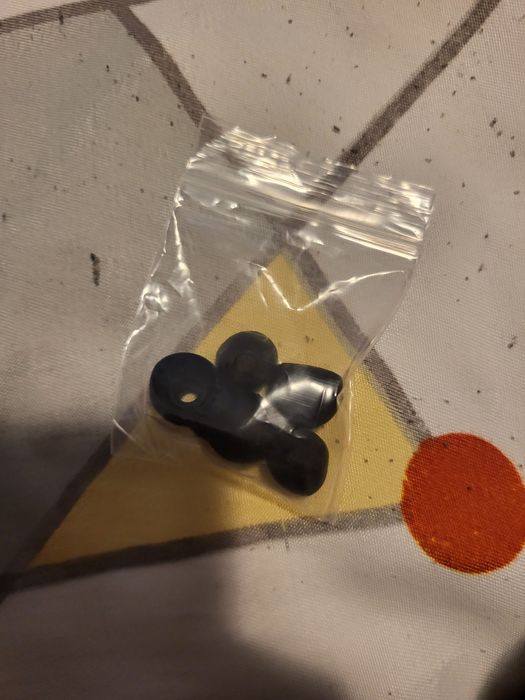 Vând căști bluetooth care au fost folosite un an  și curățate