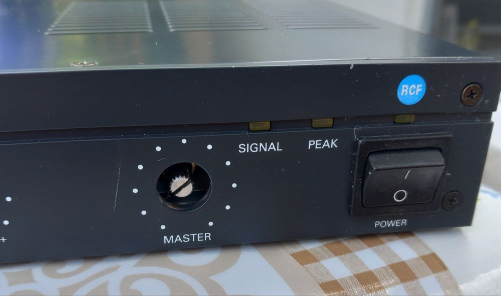 vand preamplificator rcf pr4000