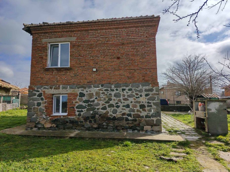 Продавам Масивна Къща в село Трояново