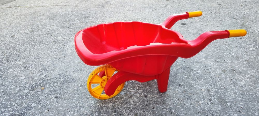 Трактор и градинска количка