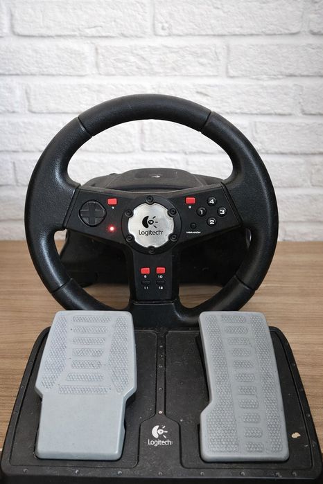 Logitech волан с педали – перфектен за игри (Euro Truck, NFS)