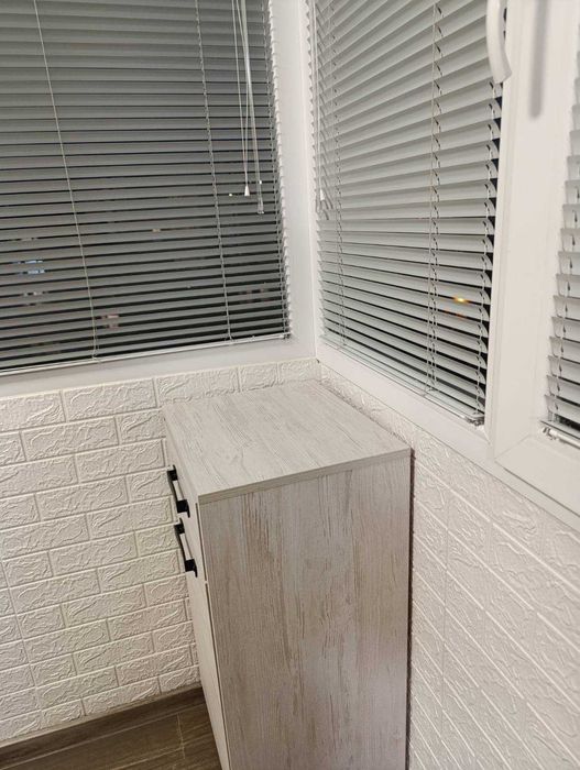 Продавам бял шкаф закупен от Ikea