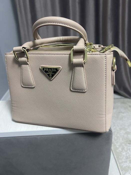 Розовая сумка Прада