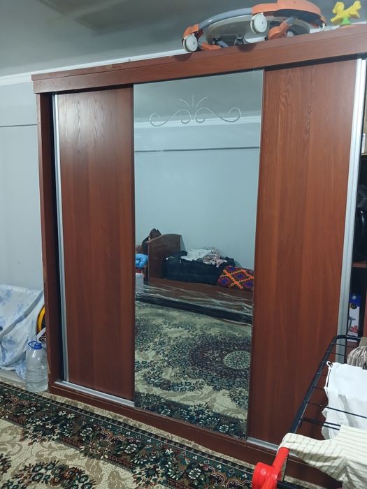 Продаётся вместительный шкаф и три кровати