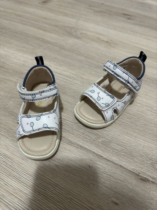 Продам детские сандали