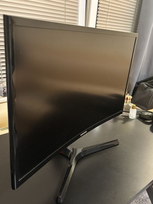 Samsung 24” Curved Monitor CF390 – Full HD, HDMI + кабели