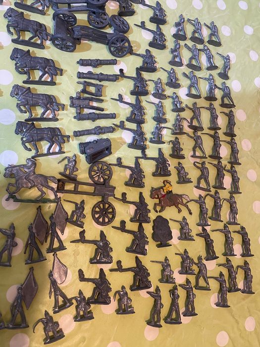 Circa 100 soldăței de plumb + soldați romanesti