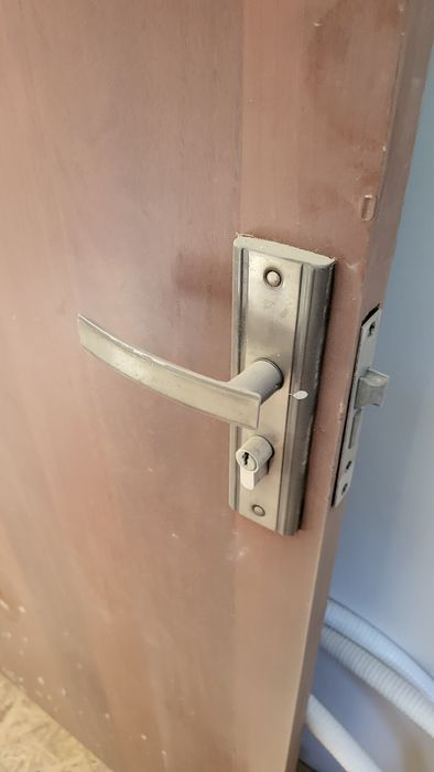 Продам деревянную дверь