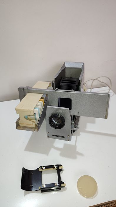 Proiector diapozitive cu magazie