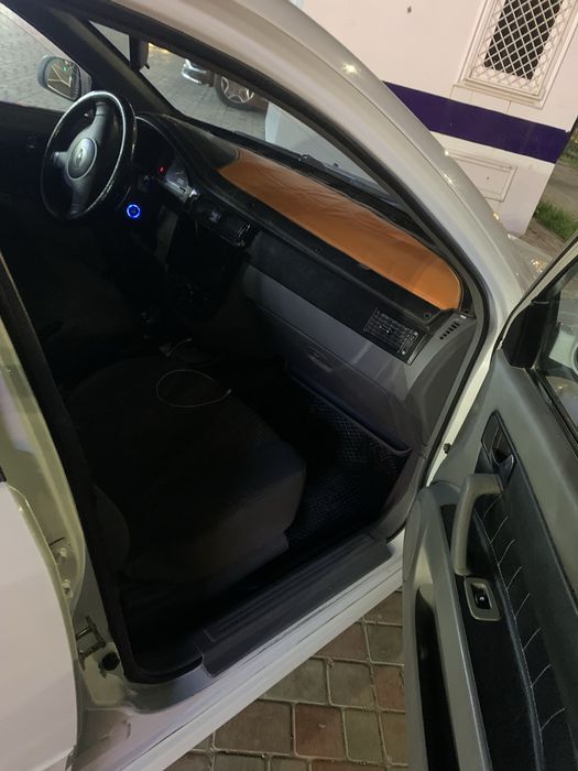 Lasetti 1.8 soatiladi yili 2012