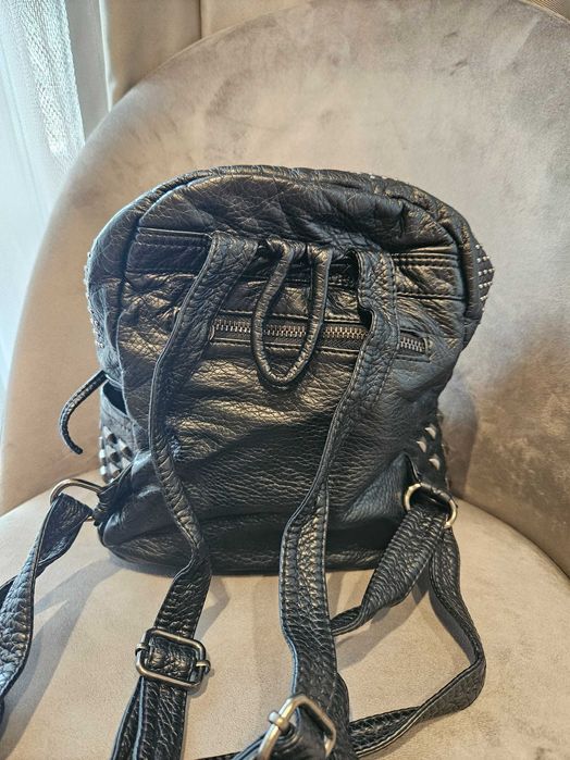 Раница в черно с