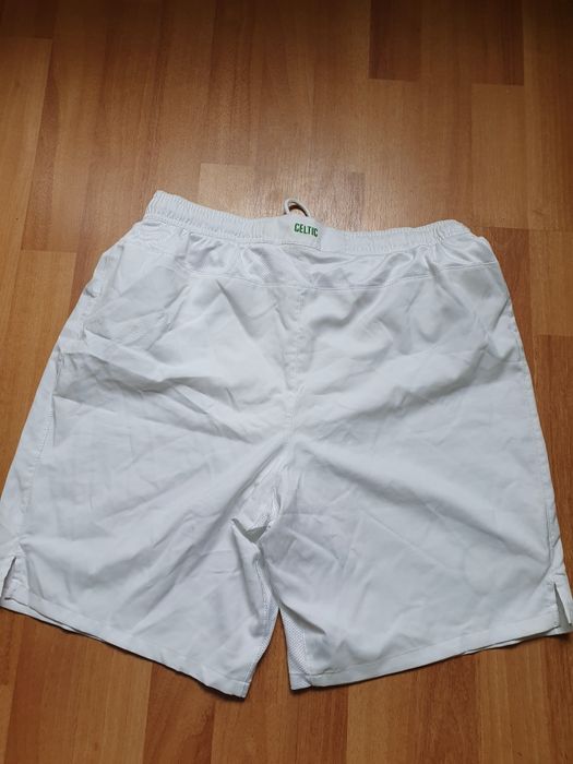 Vând 4 perechi de pantaloni scurți de fotbal