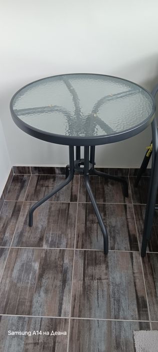 Маса с два стола на Юск