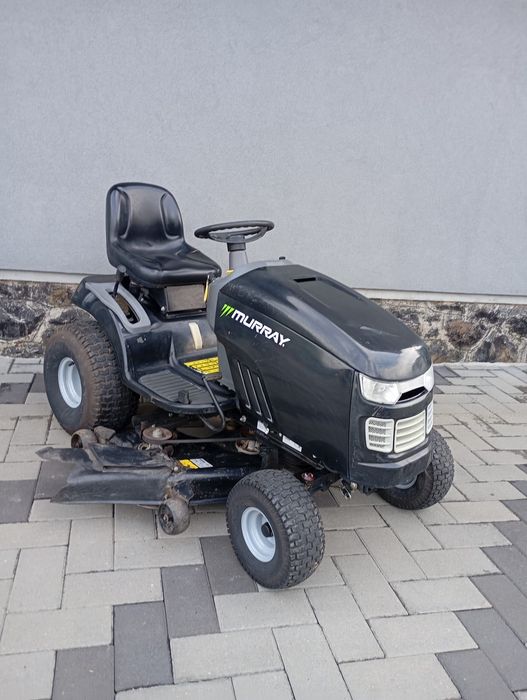 Tractorase tuns iarba și gazon