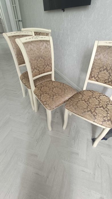 Стол со стульями