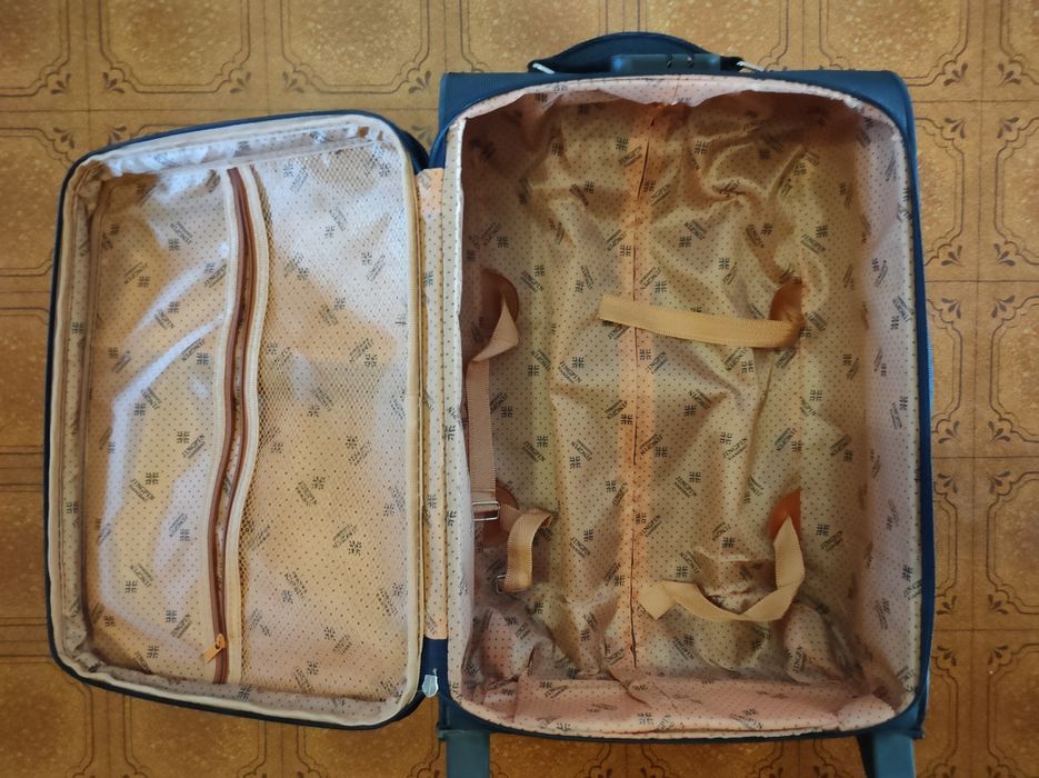 Продам дорожный чемодан