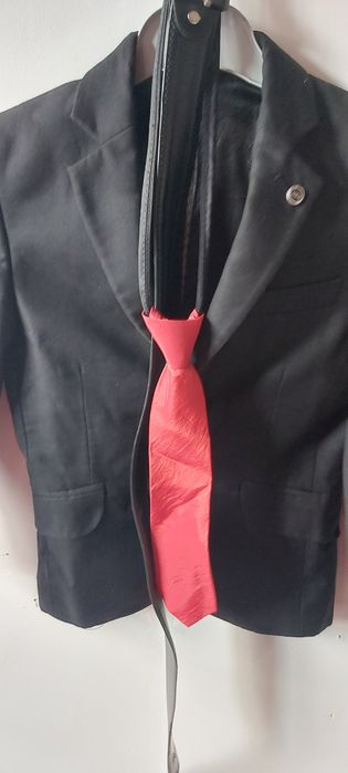 Qora kastyum sotiladi