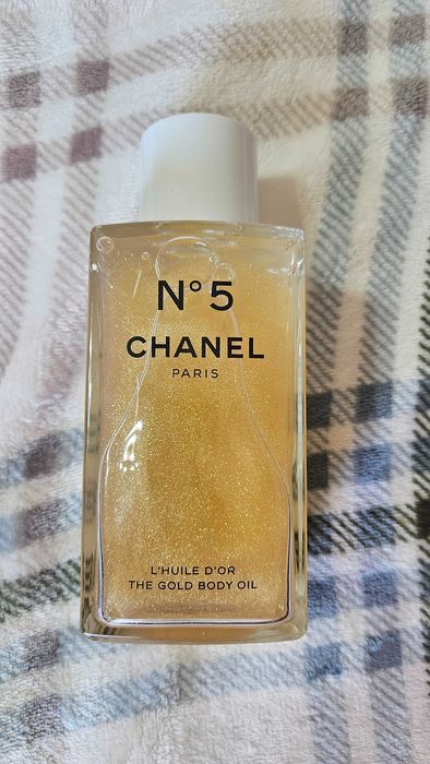Продавам Златно блестящо олио за тяло Chanel N5