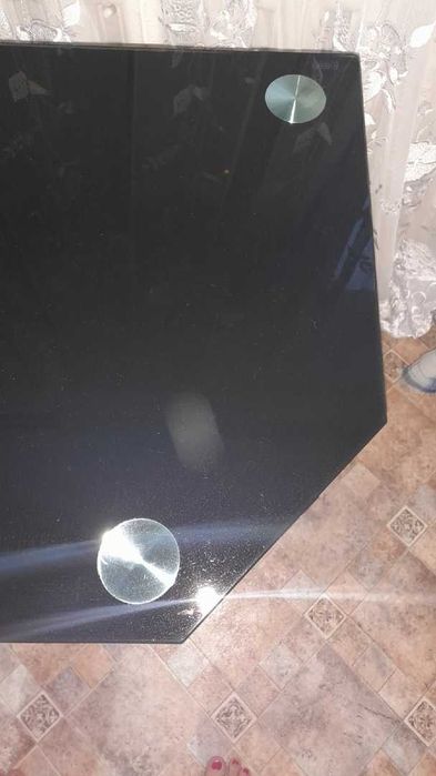 Стол стеклянный чёрный.