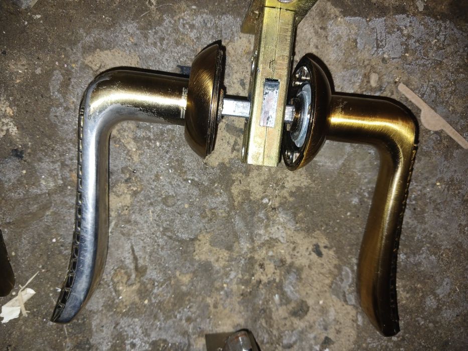 Ручка дверная металлическая