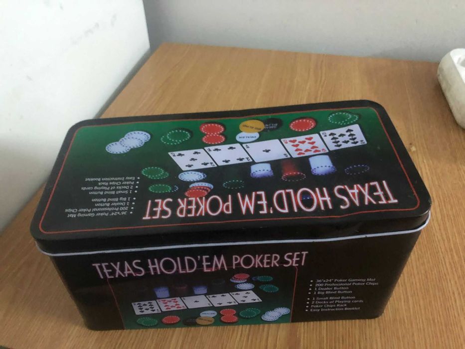 Set Poker Texas 200 jetoane numerotate,accesorii si carti incluse
