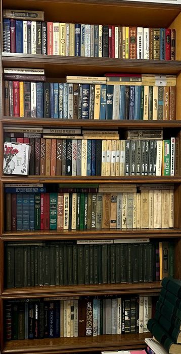 Продаются книги. Библиотека.