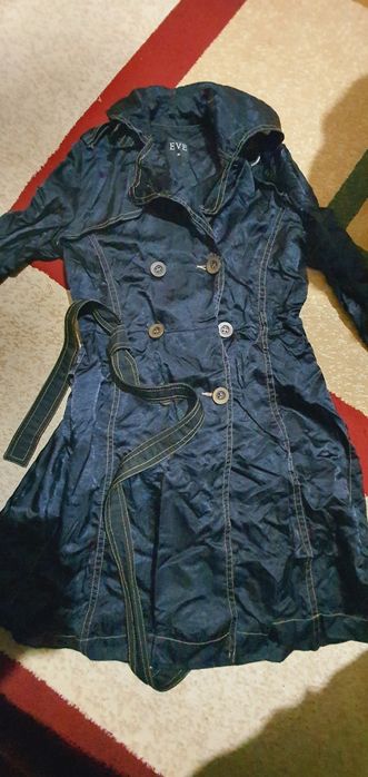 Продаётся  красивый  фирменный  плащ. Размер 40. 42