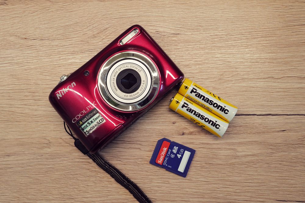 Aparat foto Nikon Coolpix L25 rosu 10Mp  Red baterii AA ITP data ora