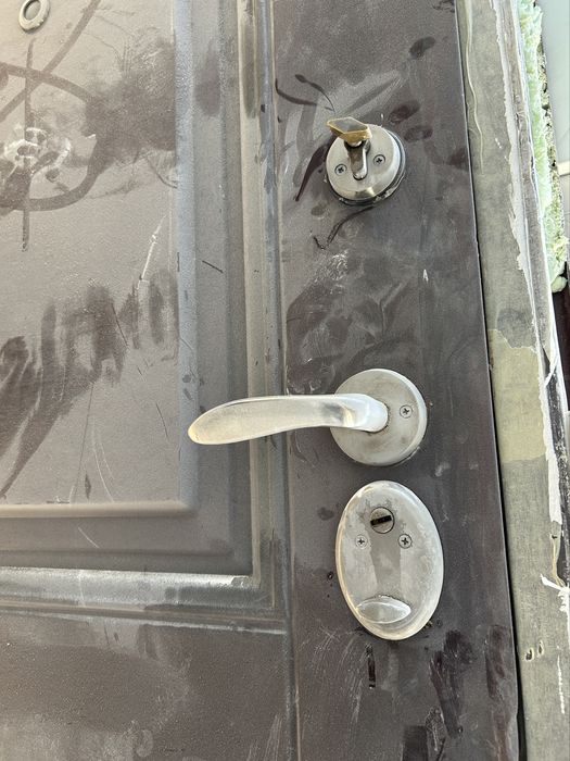 Vand usa metalica de apartament