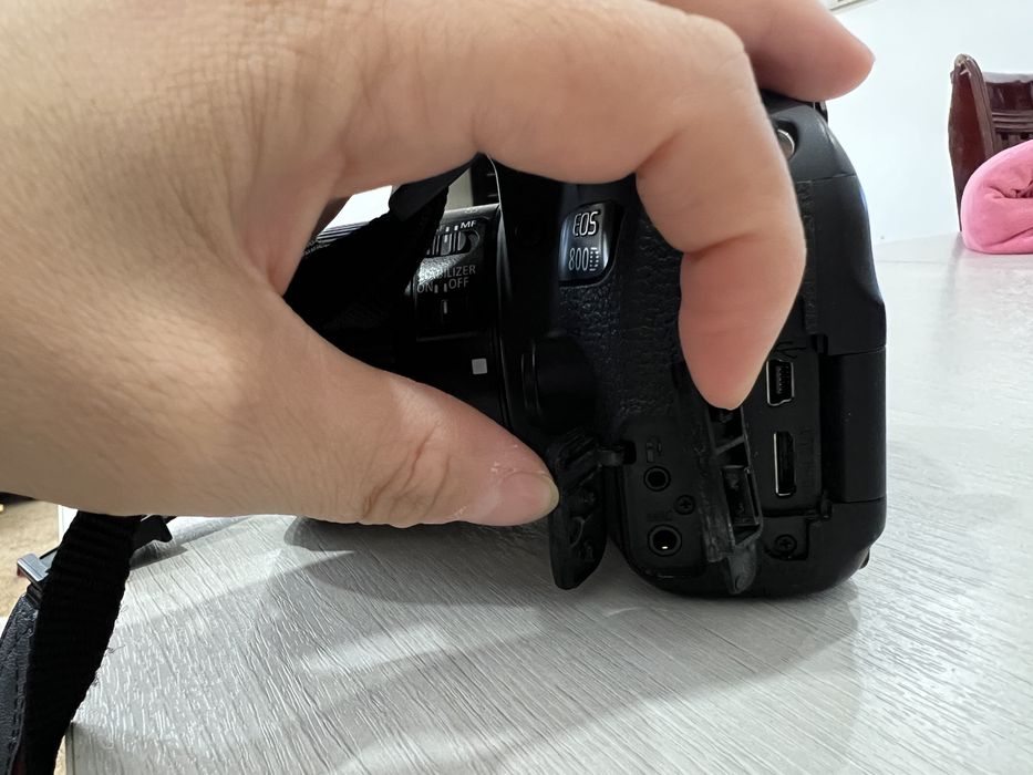 Продам Canon EOS 800D фотоаппарат, флэшку,вспышку и передатчики