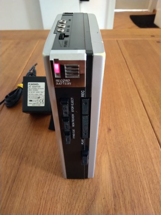 Продавам малък винтидж преносим японски касетофон Sanyo M1010