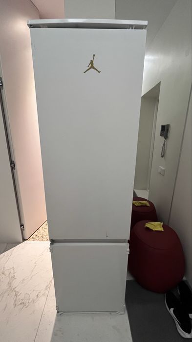 Electrolux встраиваемый холодильник, немного поцорапанный