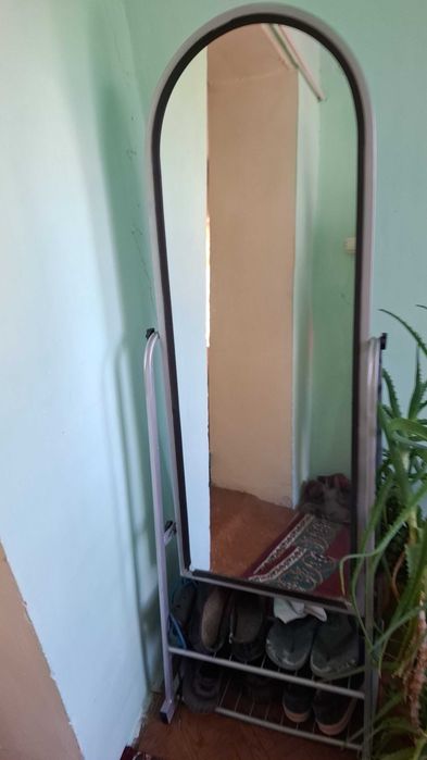 Пподам напольное зеркало.