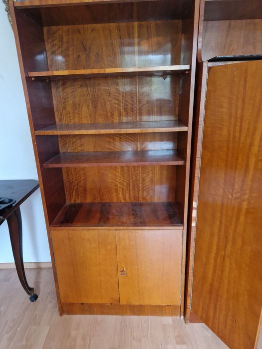 Vând diverse piese de mobila. Cuier, dulap, șifonier, biblioteca