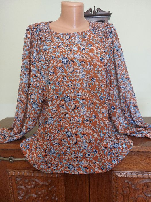 Bluza romantica noua  din vascoza, cu niște maneci superbe, foarte ample,