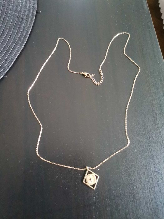 Позлатен медалион в прекрасно състояние, лек и нежен дизайн.