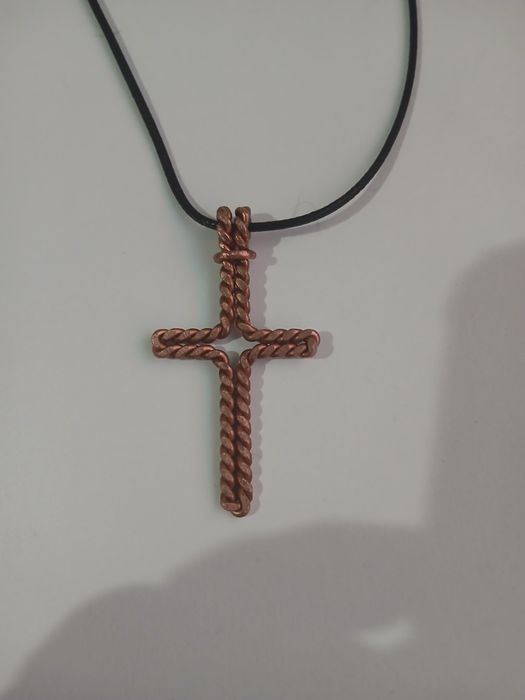 Cruce din cupru,99%, de pus la gat,   lucrata manual