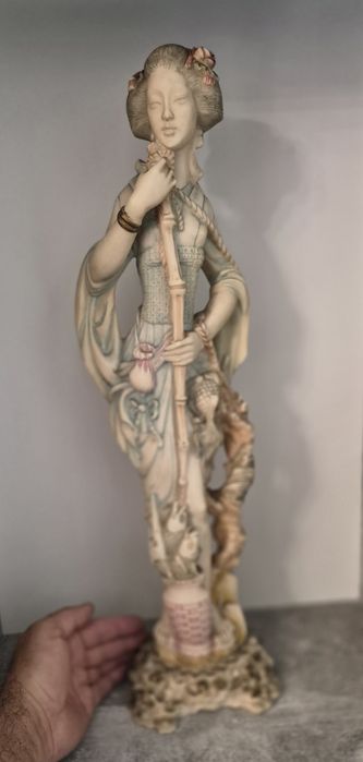 Statuetă japoneză Gheișă vintage, 53cm sculptată din steatit (rășină osoasă), anii 1950.