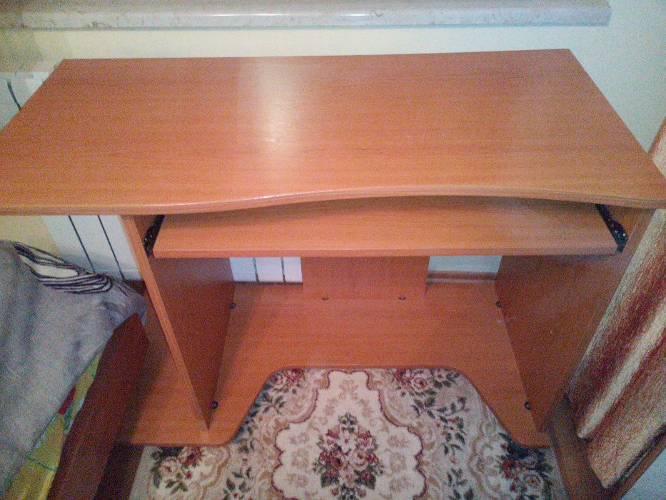 Vând birou solid pe rotile ( roțilele au și sistem de blocare a lor ).