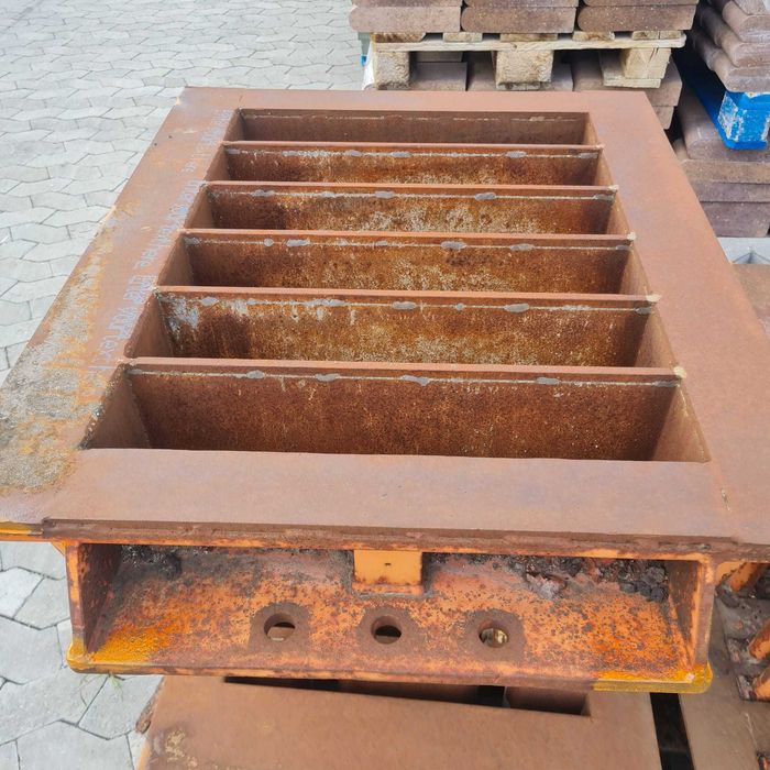 Vibropresă automată pentru fabricat pavaje cu 18 matrițe și 1450 tăvi